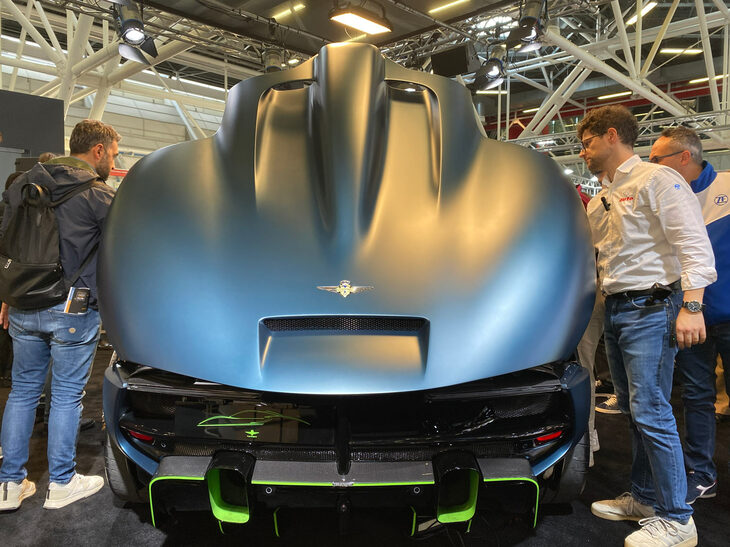 「アレーゼRH95グリージョ・アルティコ」のエンジンフードは……。