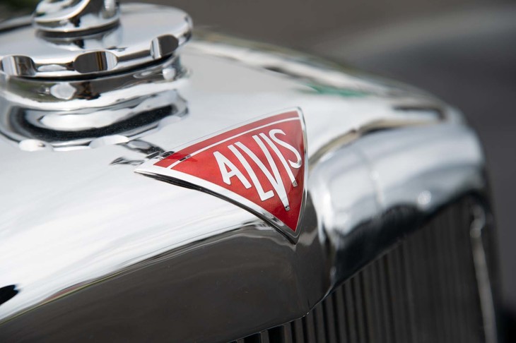 車両前端に備わる「ALVIS」のバッジ。レッドトライアングルが乗用車ブランドとしてのアルヴィスを再興したのは2009年。2010年から4.3リッターエンジンの再開発を始めた。