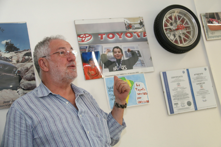 イタリア・シエナにあるユーロモーターの、ジャンカルロ・パンドルフィ社長。トヨタの地区販売代理権を獲得したのは、米国旅行でトヨタ車の人気を目の当たりにしたのが理由という。