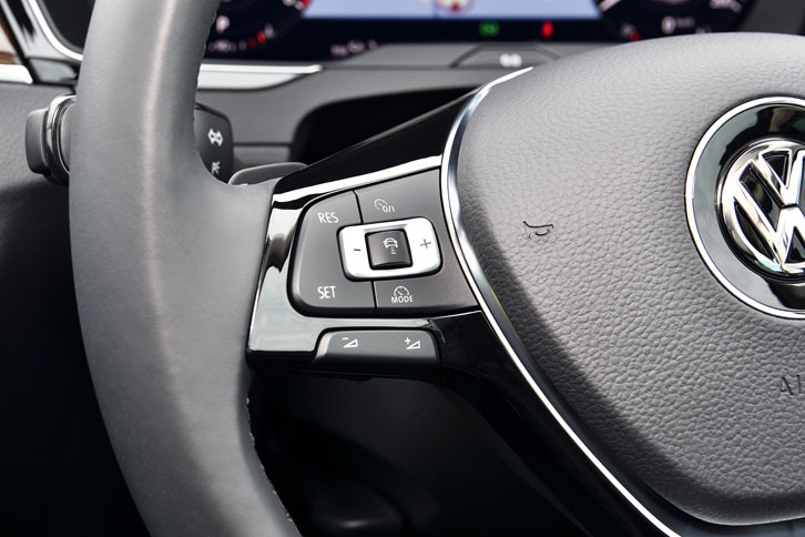 ステリングホイールの左側スポークには、全車速に対応するアダプティブクルーズコントロールのスイッチが備わる。