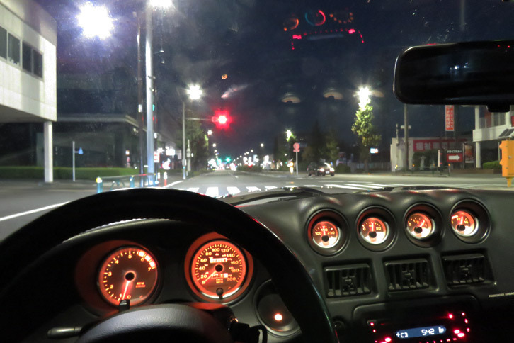 朝6時前の東八道路にて。始動時以外はそこまでうるさくないとはいえ、やっぱり早朝のお出かけには気を使う。