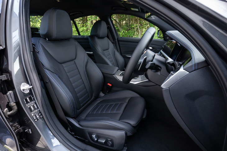 ホールド感のよいスポーツシートの表皮には、ブルーステッチが施されたヴァーネスカ・レザーが用いられている。カラーはブラック（写真）が標準仕様で、茶系の「コニャック」やベージュ系の「オイスター」も選択できる。