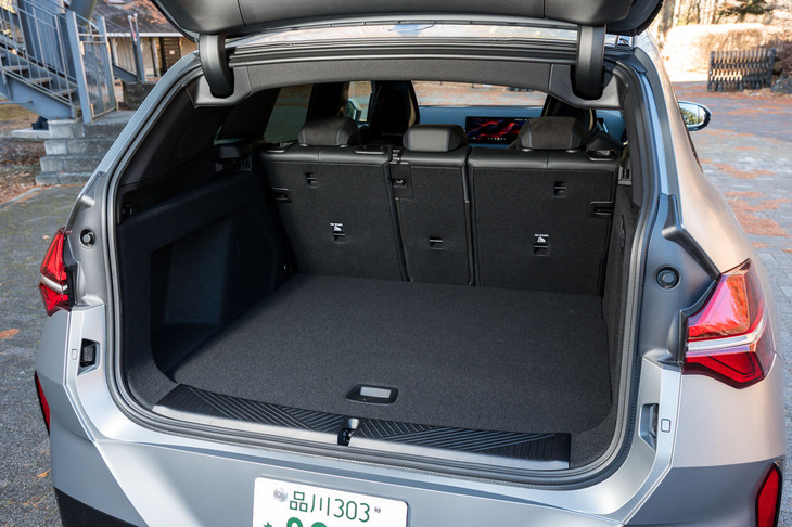 荷室の容量は570～1700リッター。左右の壁面にはコンビニフックが備わっている。