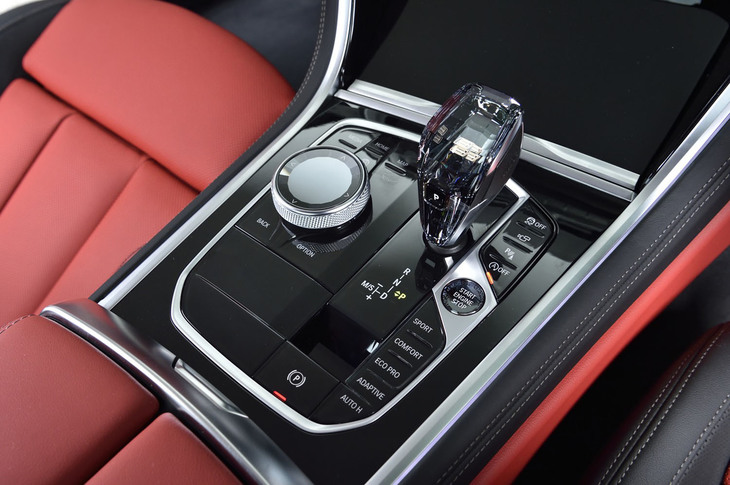 ハンドメイド仕上げとなる「クラフテッドクリスタルフィニッシュ」をシフトノブやスタート／ストップボタン、iDriveコントローラー、音量調整ボタンに採用。「Mスポーツ」グレードと「M850i xDrive」に標準装備される。