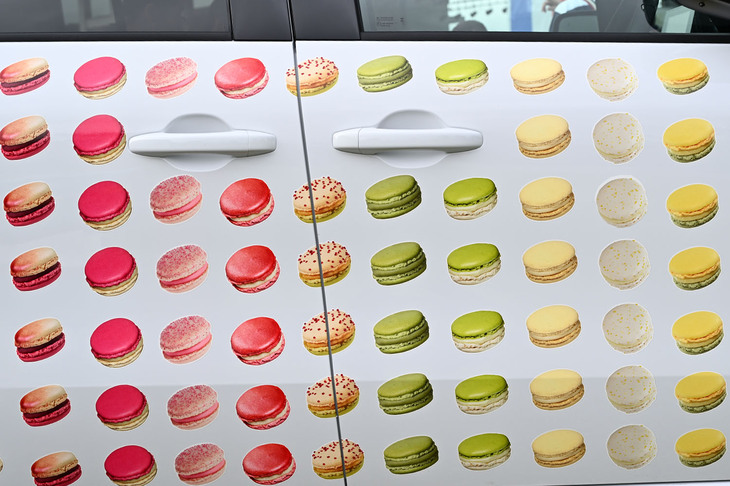 ピエール・エルメ号のボディーサイドにはたくさんのマカロンが描かれている。