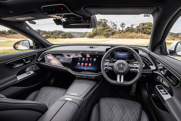 大きなトリムパネルがダッシュボード中央まで伸びる、特徴的なインテリアデザインを採用。助手席側にもディスプレイが備わる「MBUXスーパースクリーン」は、40万4000円の有償オプション「デジタルインテリアパッケージ」に含まれるもの。