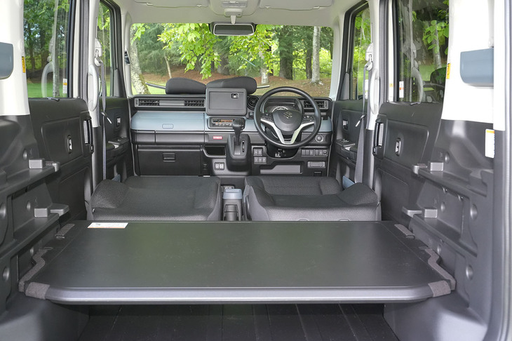 ボードを一番低い165mmにしたところ。ヘッドレストを外した運転席と助手席を目いっぱい倒すことで2人が車中泊できる。荷物はボードの下に収納できるようになっている。