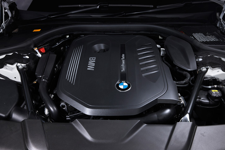 設定されるエンジンは3リッター直6ターボと4.4リッターV8ターボの2種類。また、2リッター直4ターボエンジンを搭載したプラグインハイブリッド車についても導入が予定されている。