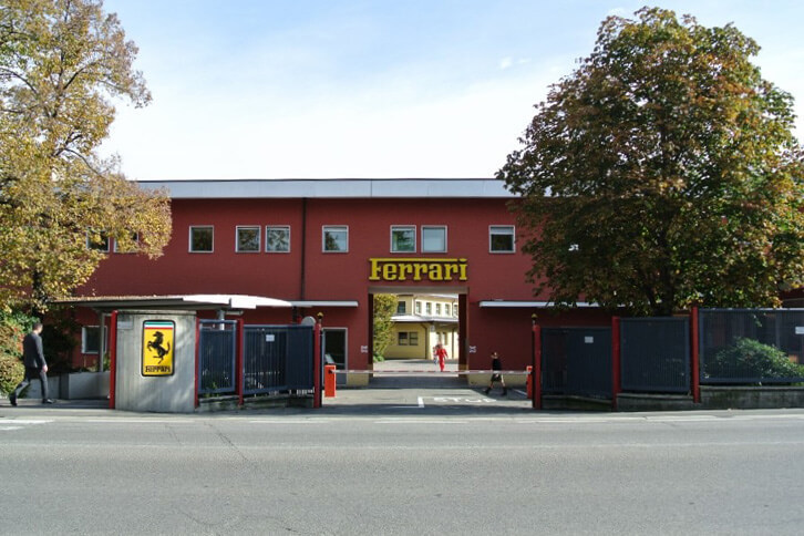 イタリア・モデナにあるフェラーリ本社工場正門。