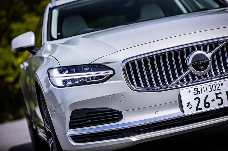 「インスクリプション」グレードのフロントフェイス。エプロン上部にメッキモールが備わる専用デザインが採用され、他グレードとの識別が容易になっている。