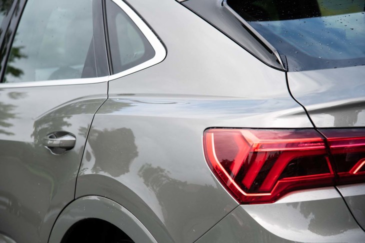 フェンダーは往年の「アウディ・クワトロ」をモチーフにしたブリスター形状となっている。