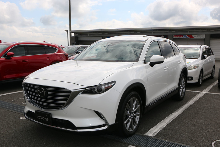 「CX-8」の集団の中に、なんと北米車である「CX-9」を発見。オーナーによれば、逆輸入車が好きでわざわざアメリカから取り寄せたそうだ。化粧プレートもオーナーの特注品。