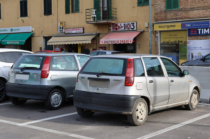2022年にシエナで見かけた初代「フィアット・プント」の2台並び。1999年の生産終了ゆえ、撮影時点で最低でも車齢23年である。