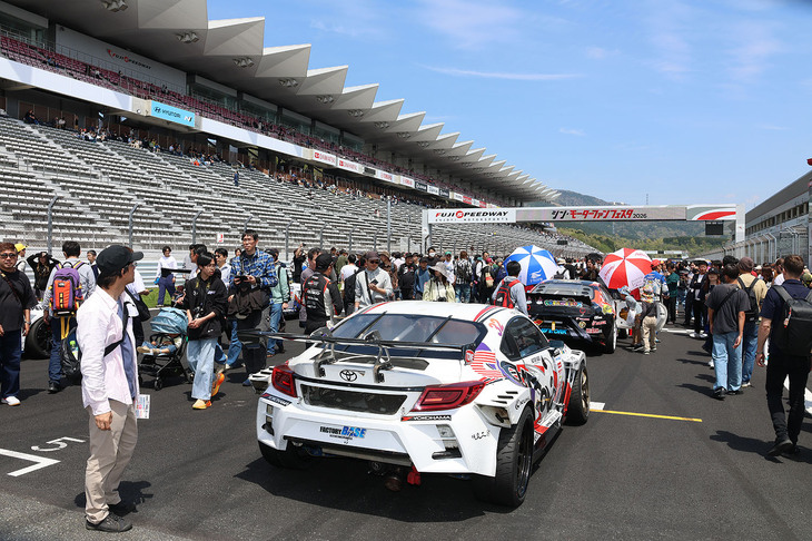 モーターファンフェスタ名物の「スーパーグリッドウォーク」では、お目立てのマシンを見たいというワクワクした気持ちに包まれた観客の長蛇の列に圧倒された。普段は立ち入ることができないホームストレートの景色を楽しみつつ、最新モデルや新旧レーシングカーの鑑賞を楽しんだ。