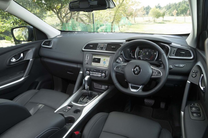 ブラックを基調とした、シンプルなコーディネートのインテリア。サテンクロームのアクセントが控えめに配される。