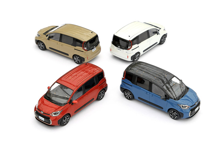 外装に関してはボディーカラーのラインナップも新型の特徴。ベージュやカーキ、グレーがかったブルーなど、風景になじむアースカラーが多数用意された。