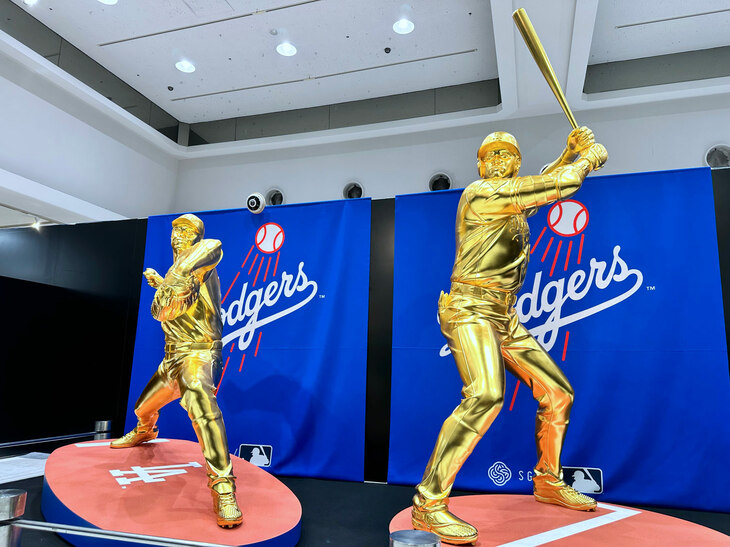 玉川高島屋SCの「大黄金展」で。唯一撮影が許されていた大谷翔平選手の等身大像2体。