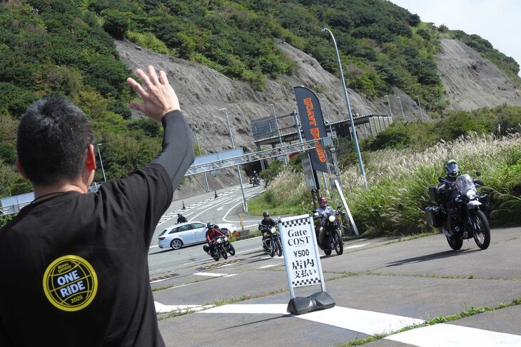 参加者を迎えるロイヤルエンフィールド ジャパンの関係者。