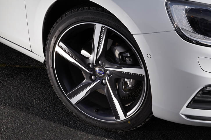 「R-DESIGN」グレードに採用される、ダイヤモンドカットとマットブラック塗装を組み合わせた5スポークアルミホイール。今回の試乗車にはスタッドレスタイヤの「ブリヂストン・ブリザックVRX」が装備されていた。