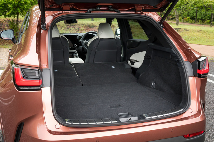 荷室の容量は520～1411リッター。後席背もたれの電動操作機能は後席用シートヒーターとセットのオプション（7万7000円）。