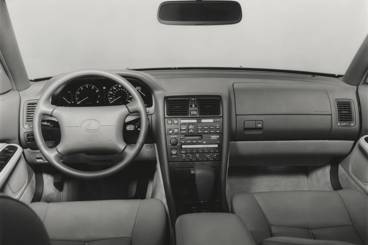 高い動力性能や快適性、電子制御サスペンションをはじめとした充実した装備などに加え、内外装の上質さ、品質の高さも「LS400」の評価を高めた。