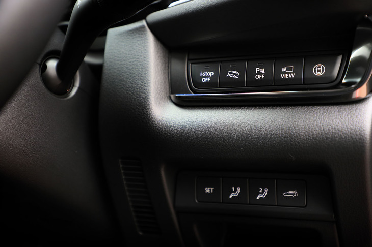 4WD車には、空転しているタイヤにブレーキをかけ、グリップしているタイヤに駆動力を伝えることでスタック状態からの脱出を支援する「オフロードトラクションアシスト」が装備される。