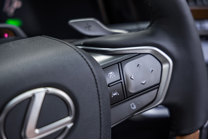 先進運転支援システムの充実も「RX」の自慢だ。アダプティブクルーズコントロールや車線維持支援機能などの操作スイッチをステアリングホイールの右スポーク部に集中配置。“バージョンL”グレードには、リモート機能付きの駐車支援システム「レクサスチームメイトアドバンストパーク」が標準で装備される。