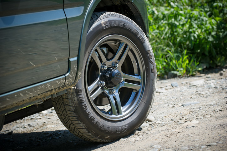 タイヤの仕様はオフロードでのグリップ力と耐久性を追求したもの。サイズは175/80R16と非常に“肉厚”で、指定空気圧も前が160kPa、後ろが180kPaと、空気をパンパンにつめて燃費を稼ぐ昨今の軽乗用車の潮流とは真逆となっている。