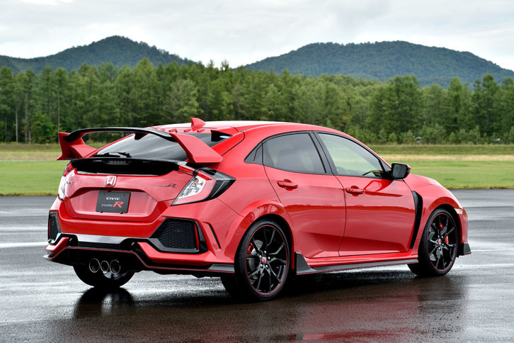 大型のリアウイングと中央に配置された「トリプルエキゾーストシステム」が後ろ姿を好戦的に演出する。