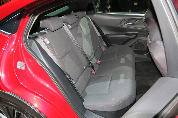 トヨタ・プリウス2.0L HEVプロトタイプ（リアシート）