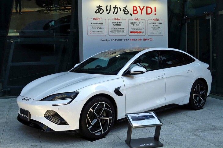 同じBEVの4ドアセダンである「BYDシール」。全長に対してキャビンを長くとれるのは、エンジンを搭載しないBEVの利点だが、相対的にボディーは厚くなり、ボンネットやリアデッキは短くなり、全体のバランスに見るフォルムの自由度は減少する。
