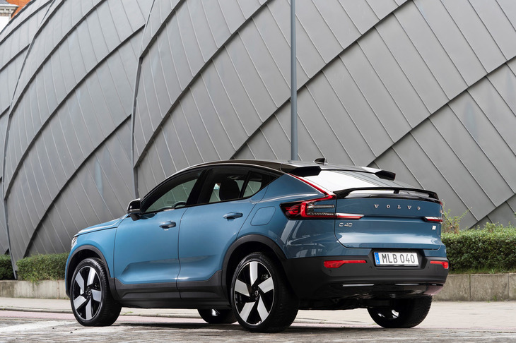 webCGでは現在、プレミアムプランのクレジットカード会員を対象に、エニカで使えるクーポン（初回利用3000円／2回目以降1500円）を毎月1回配布中。本文で触れたボルボのEVに限らず、乗ってみたかったクルマをカーシェアで試す絶好の機会ではないだろうか。