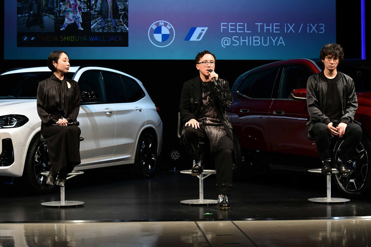 「BMW iX」「iX3」の日本導入プロモーションの一環として、渋谷駅周辺にアート作品を展示する「THE iX SHIBUYA WALL JACK」の実施が発表された。安藤政信氏（右）とレスリー・キー氏（中央）、佐々木香菜子氏（左）が、新型「BMW iX」にインスパイアされ手がけたアート作品を13カ所に展示するという。