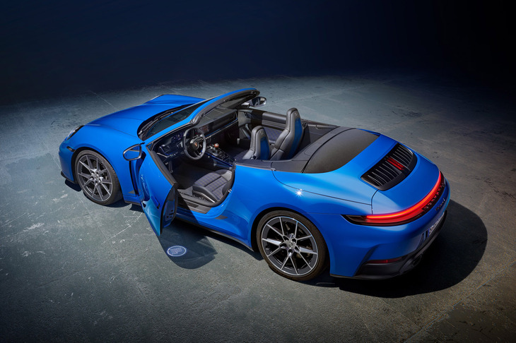 オープントップモデル「カブリオレ」が追加ラインナップされたのは、最新型「911カレラT」における大きなトピックだ。シンプルかつ軽量であることを特徴としてきた“T”では、意外なことのように思えるが……。