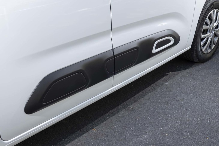 ボディーサイドには“ドアパンチ”による傷などを防ぐ樹脂パーツ「エアバンプ」を装備する。