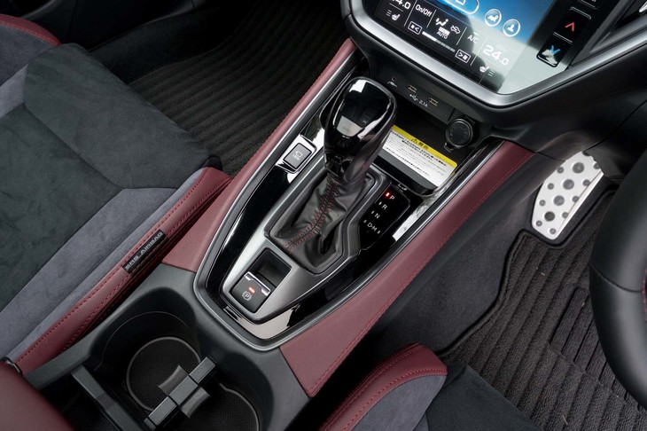 変速機は新たに「スバルパフォーマンストランスミッション」を名乗るようになったチェーン式CVT。低負荷の日常域以外は基本的に8段の有段変速となるよう制御されている。