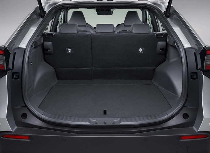 開口部の広い荷室。積載容量は後席を倒すことで拡大できる。