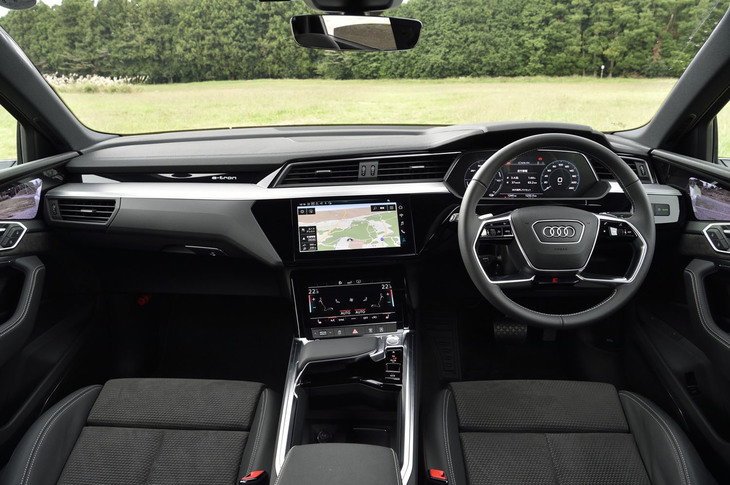 最新世代のアウディ車に共通するテイストでデザインされたインストゥルメントパネル。タッチ式ディスプレイが各種操作の主役となる、スイッチ類の少ないすっきりとしたインテリアが特徴だ。