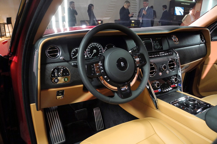 左右対称のデザインが採用されたインストゥルメントパネル。