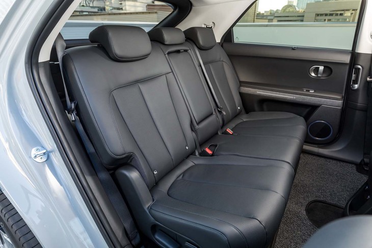 後席は6：4の分割式。それぞれ前後スライドが可能となっている。