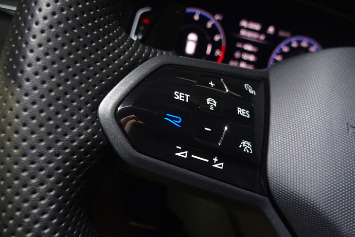 ステアリングスポークの左側に配置されている青い「Rボタン」。いつでも瞬時に走行モードを切り替えられる。ただ、Rには見えないロゴデザインであり、しかもそのロゴが青色なのには違和感を覚える。