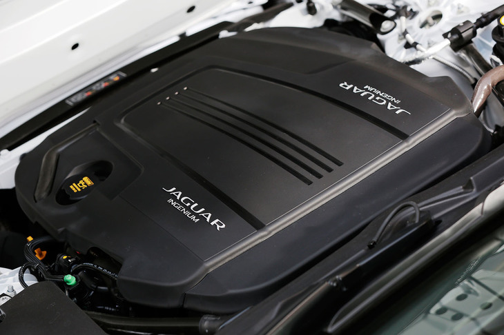 フロントに縦置きされる2リッター直4ターボエンジン。2000rpmの低回転域で最大トルク400Nmを発生する。