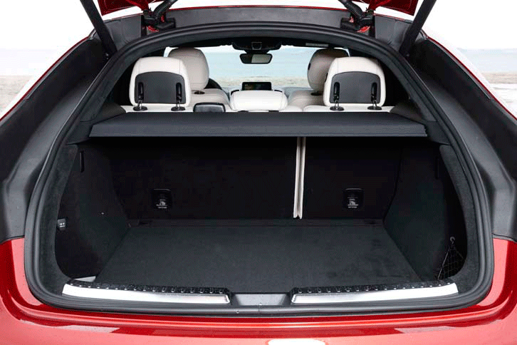 クーペスタイルながら、荷室は650リッターが確保される。リアシートを倒すことで、最大1720リッターまで拡大できる。（写真をクリックすると、シートの倒れる様子が見られます）