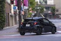 ボディーカラーは、写真の黒系のほかに赤系、白系2種類を加えた全4色がラインナップされる。