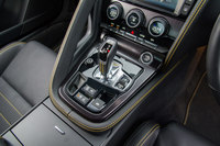 シフトセレクターの周辺には、ドライブモードの切り替えスイッチや可変リアスポイラーの操作スイッチ、可変エキゾーストサウンド機構の操作スイッチなどが整然と配置されている。