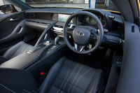 「LC500“Lパッケージ”」のインテリア。運転席側ではドライビングの高揚感が得られるコックピット空間が、助手席側では安心感、上質感といったおもてなしの空間が、それぞれ演出されている。