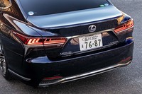 「LS」では全車ともL字型をモチーフとした、リアコンビネーションライトデザインを採用。ハイブリッドモデルは、リアバンパーがら直接マフラーが見えないようにデザインされている。