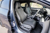 シート表皮には上質なナッパレザーを採用。前席には電動調整機構やヒーター／ベンチレーション機能を装備する。