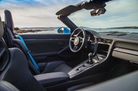 シンプルなデザインのコックピット。トランスミッションは6段MTのみで、ステアリングホイールに走行モードのセレクターやインフォテインメントシステムのスイッチは備わらない。