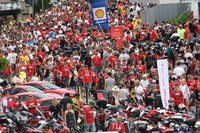 会場を埋め尽くす人・人・人。今回の「ワールド・ドゥカティ・ウイーク2018」には3日間で9万人を超えるファンが訪れた。